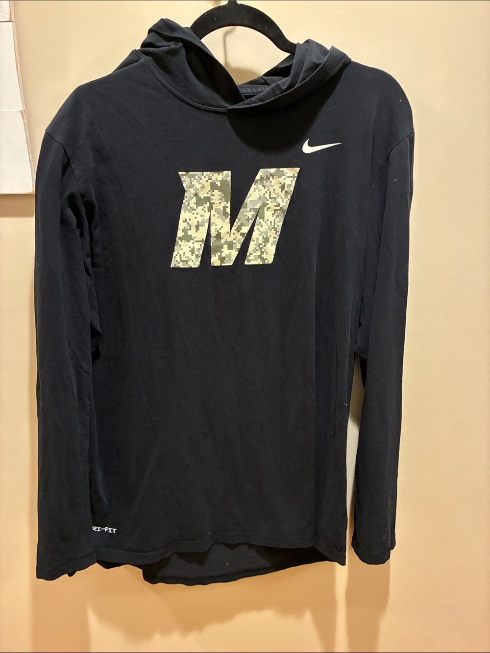 Nike Men’s Black Dri-FIT Hooded Long Sleeve Shirt with Camouflage 'M'